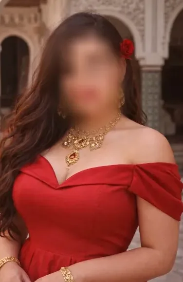 Larissa, 29